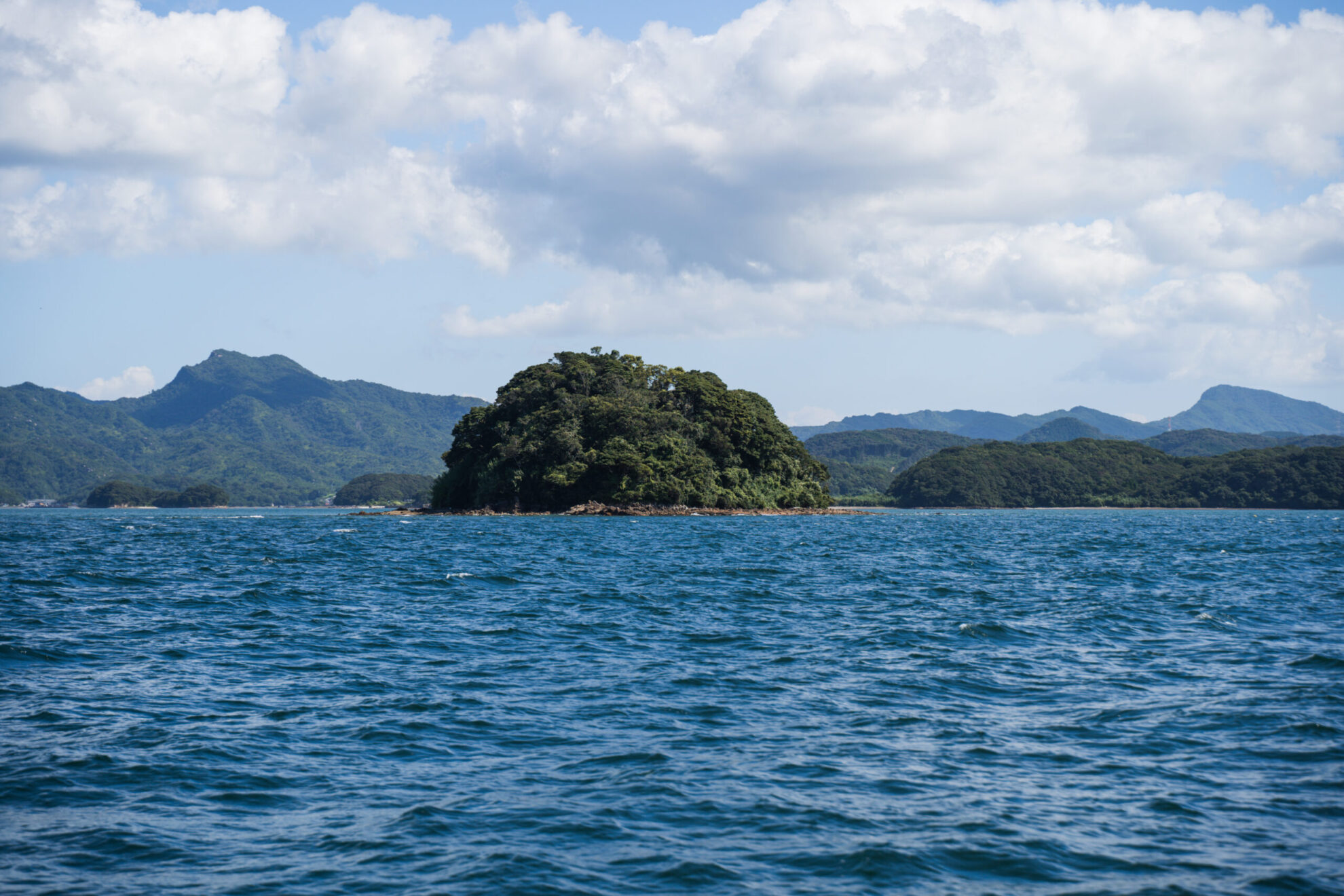 島々に囲まれた、まるで湖のような穏やかな海